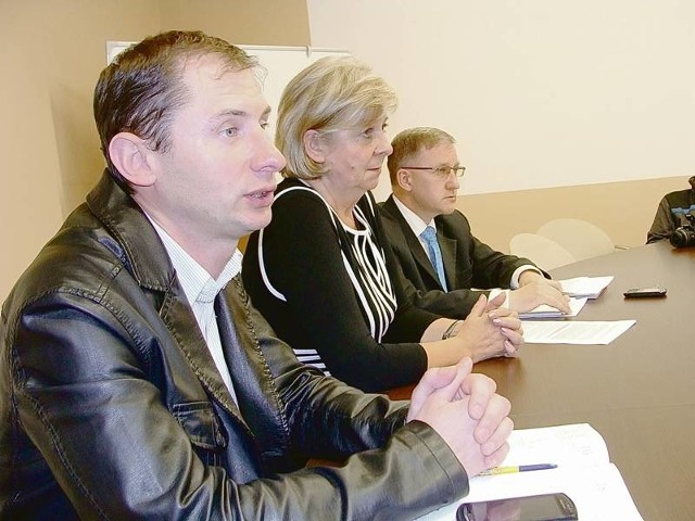 Grażyna Niklewicz (w środku) podkreślała, że nie zgadza się z karą nałożoną na jej wydział. Obok Mariusz Smolarczyk (z lewej) oraz Jerzy Bielawski (z prawej).