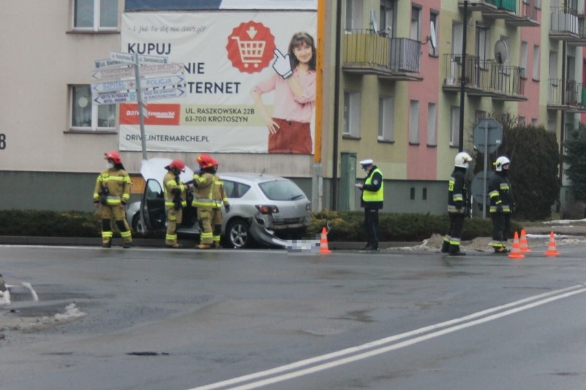 Wypadek karetki z osobówką w Krotoszynie. Pojazdy zderzyły...