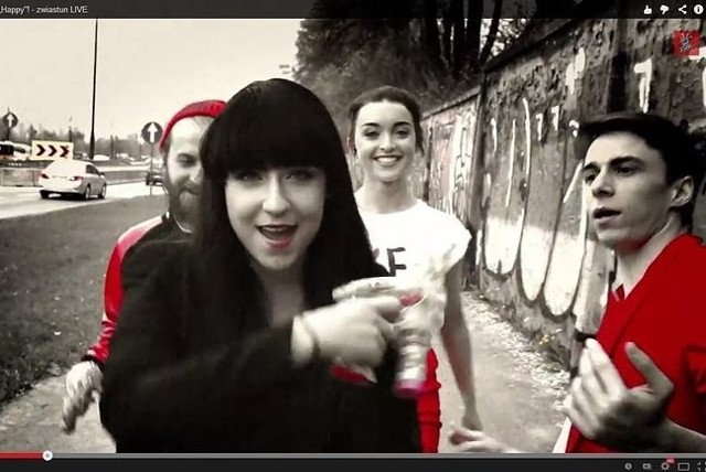 Uczestnicy "The Voice of Poland" śpiewają "Happy" (fot. screen z youtube.com)