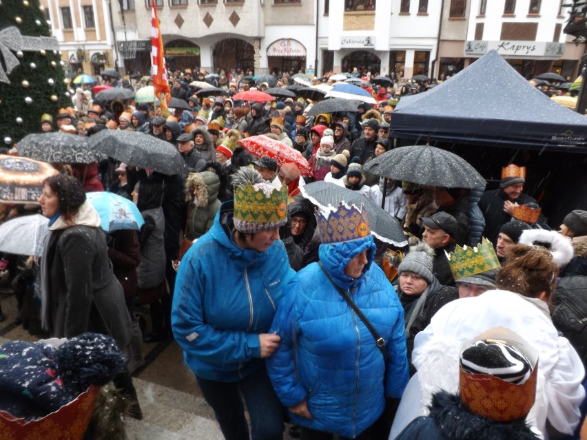 Pierwszy Orszak Trzech Króli w Kołobrzegu. Wyruszył po mszy odprawionej w bazylice [ZDJĘCIA] 