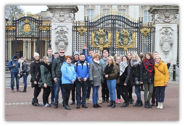 W czasie praktyk w Anglii była też okazja na wycieczkę do Londynu. Młodzież z ZDZ obejrzała m.in. pałac królewski.