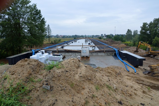 Most na rzece Łęg, przebudowany w 70 procentach, czeka teraz na firmę, która dokończy prace po zbakrutowanej spółce