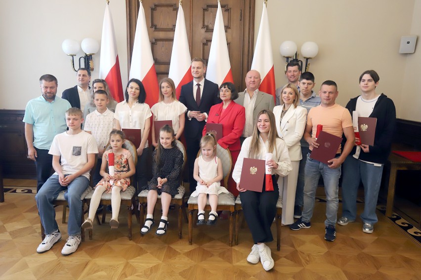 Kilkunastu obcokrajowców otrzymało 5 czerwca 2023 polskie...