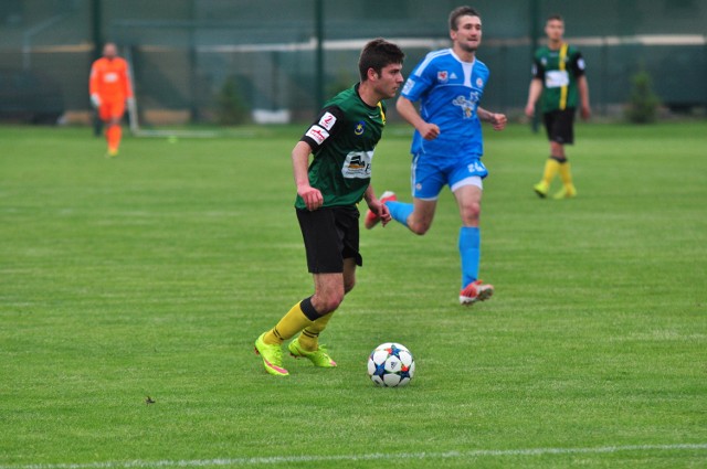 W sobotnim meczu z Błękitnymi Stargard Szczeciński w podstawowej jedenastce Siarki Tarnobrzeg znalazł się wychowanek klubu Sebastian Mandzelowski (z piłką).