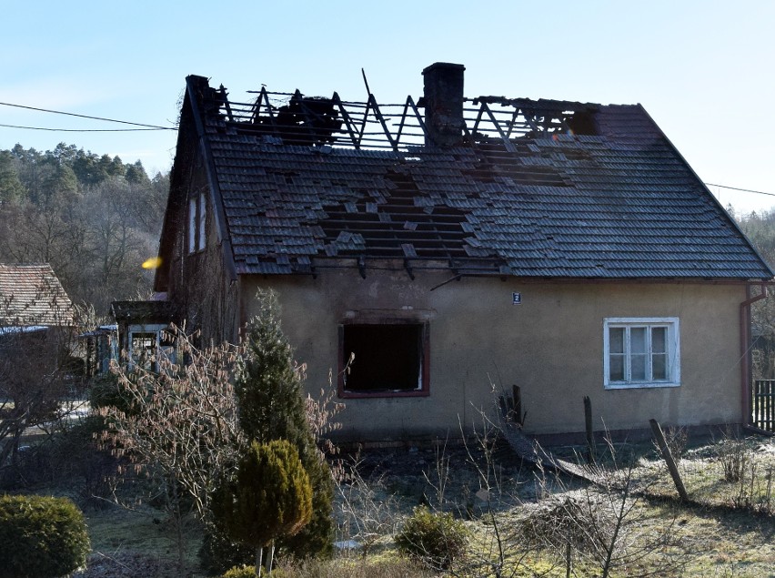 W Białej (gm. Miastko) spłonął dom. Dwie osoby ucierpiały