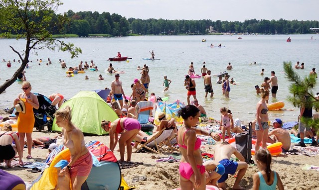 15.07.2023 okuninka tlumy nad jeziorem bialym. pogoda sprzyja rekreacji nad woda pod okiem ratownikow woprjezioro biale okuninka kapiel kapielisko plaza tlum lato upal woda fot. malgorzata genca /  polska press