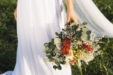 Bukiet ślubny w stylu boho. Najmodniejszy dodatek do sukni ślubnej. Wiązanka w stylistyce boho – pomysł na wyjątkową dekorację ślubną