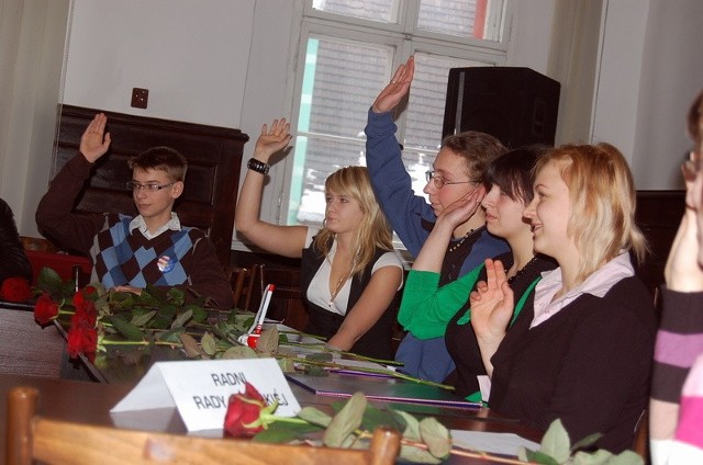 Młodzi radni wzięli udział w sesji inauguracyjnej w sali ratusza w Lubsku.