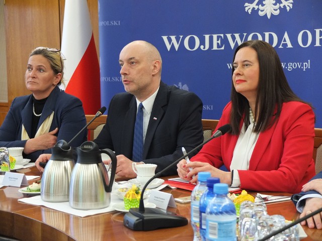 Wojewoda Adrian Czubak oraz posłanka Katarzyna Czochara i wicewojewoda Violetta Porowska.