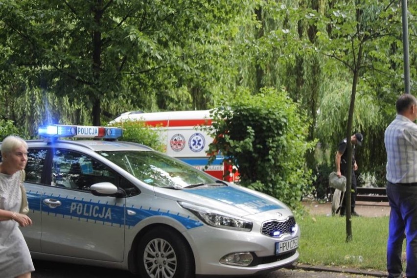 Jedna z zatrutych osób zasłabła w parku w Krotoszynie na...
