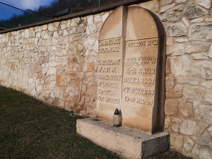 Wraca sprawa boiska na dawnym cmentarzu żydowskim w Kazimierzu Dolnym