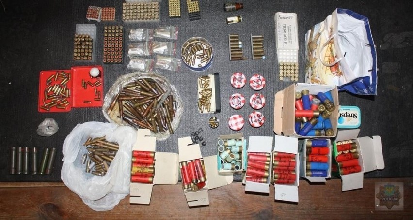 Broń, materiały wybuchowe i zapalniki w domu we wsi Rączka