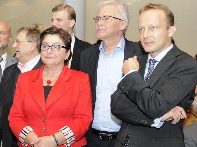 Teresa Piotrowska i Paweł Olszewski (po prawej, w środku Tadeusz Zwiefka) - ostatnim razem widziano naszych posłów w dobrej komitywie podczas wyborów w październiku