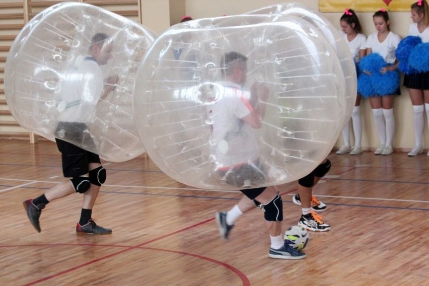 Grali w piłkę w... dmuchanych kulach. Zobacz zdjęcia i wideo z meczu Bubble Soccer