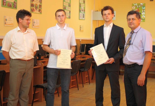 Od lewej Grzegorz Cygan nauczyciel przedmiotów elektronicznych, Mariusz Janiec i Dawid Nowak oraz dyrektor Piotr Żyjewski.