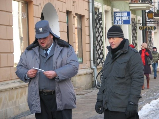 Na zdjęciu: Artur Żmijewski (na zdjęciu z Michałem Pielą) uważa, że sukces serialu "Ojciec Mateusz&#8221; to w dużej mierze zasługa malowniczych sandomierskich plenerów.