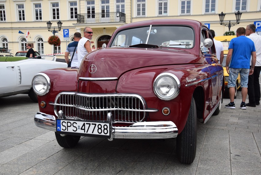 Perełki motoryzacji na oświęcimskim rynku - trudno było oderwać wzrok od zabytkowych samochodów [ZDJĘCIA]