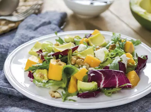 Ekspresowa sałatka z rukolą, mango i awokado. Zobaczcie przepis.