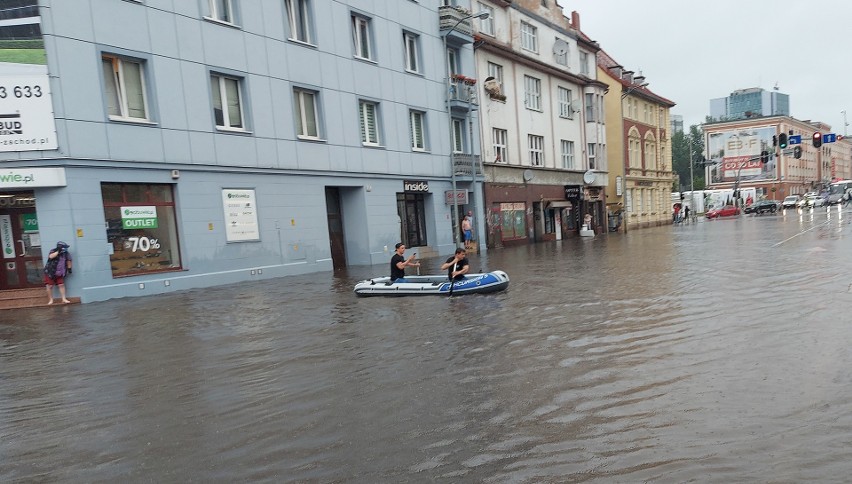 Ponton na głównej ulicy w mieście