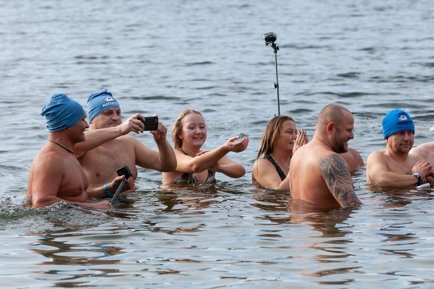 Sezon na morsowanie rozpoczęty! Miłośnicy zimnych kąpieli spotkali się w Pieckach [zdjęcia]