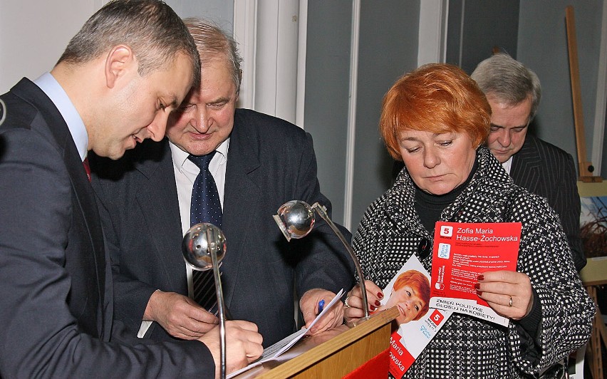 Po spotkaniu szef SLD m.in. rozdawał autografy