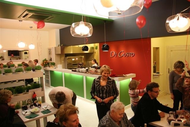 Danuta Fedan, właścicielka Di Gusto, urządziła swoją restaurację z nowoczesnym włoskim smakiem. Już od jutra można spróbować tu nowych włoskich dań.Fot. Aleksander Piekarski