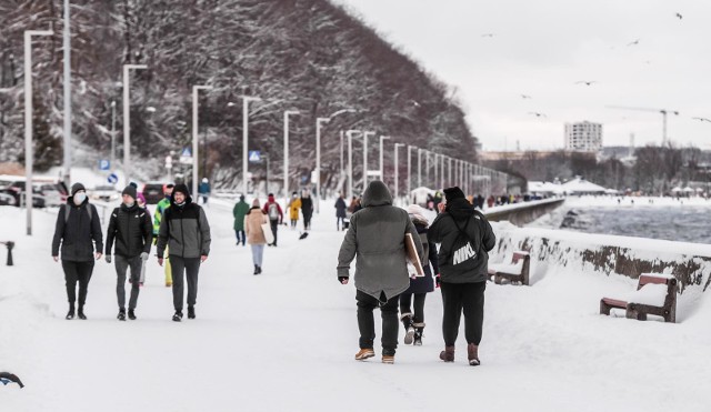Zima w końcu zawitała na Pomorze. Nic więc dziwnego, że tłumy mieszkańców Trójmiasta ruszyły na spacer, by podziwiać zasypane białym puchem miasta. W Gdyni najwięcej spacerowiczów, którzy cieszyli się z uroków prawdziwej zimy, można bylo spotkać na nadmorskim bulwarze.