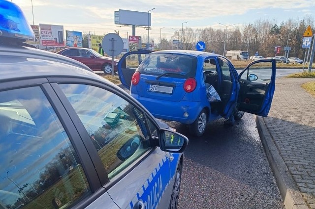 Policjantom udało się złapać uciekiniera. Znaleziono przy nim narkotyki. Podczas pościgu zdążył uciec jednak pasażer chevroleta