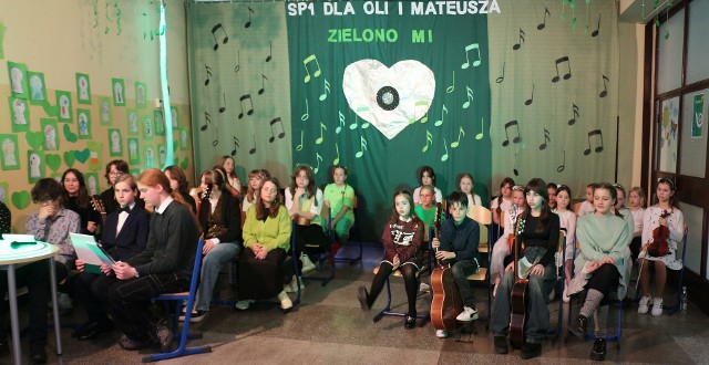Uczniowie Szkoły Podstawowej nr 1 w Krzeszowicach podczas koncertu "Zielono mi"