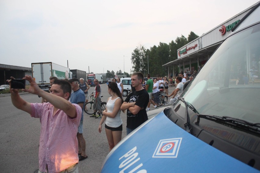 Pożar hali papierniczej w Zawierciu. Potężny słup czarnego...