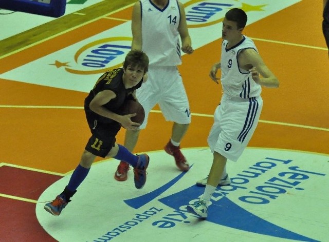 Koszykarz MOSiR Siarki Jezioro Tarnobrzeg, Mateusz Pawełek (w czarnym stroju) należał do wyróżniających się zawodników swojego zespołu w czwartkowym meczu z TKM Włocławek.