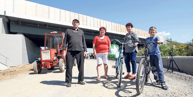 Mieszkańcy przysiółka Podemłynie w Białobrzegach kilkanaście dni temu dowiedzieli się, że kosztem zwierząt nie będą mieli asfaltowej drogi pod biegnącą tutaj autostradą
