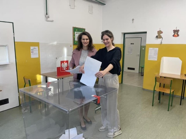 Głosowanie w lokalu wyborczym w Złotej w gminie Samborzec. Więcej z niedzieli wyborczej w powiecie na kolejnych zdjęciach.