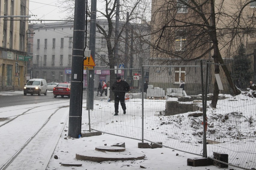 Piesi swobodnie chodzą po rynku, także po torowisku. Trudno...