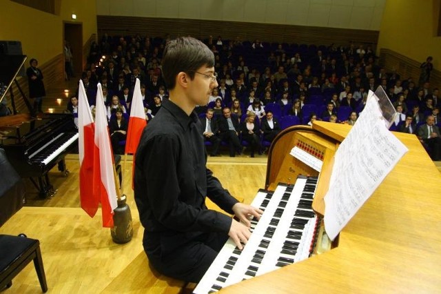 Podczas uroczystości na organach grał Tomasz Bonikowski z III LO w Opolu, stypendysta premiera.