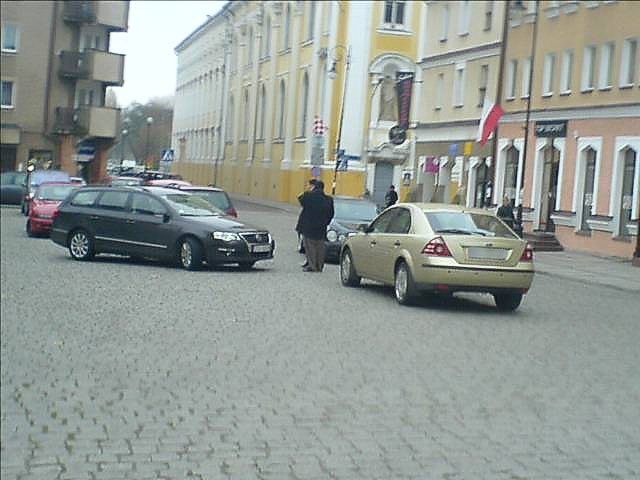 Zdjęcie tego zdarzenia otrzymaliśmy od Czytelnika. Dzięki temu sprawa stłuczki radnego Jarosława Dudkowiaka na Rynku wyszła na jaw.
