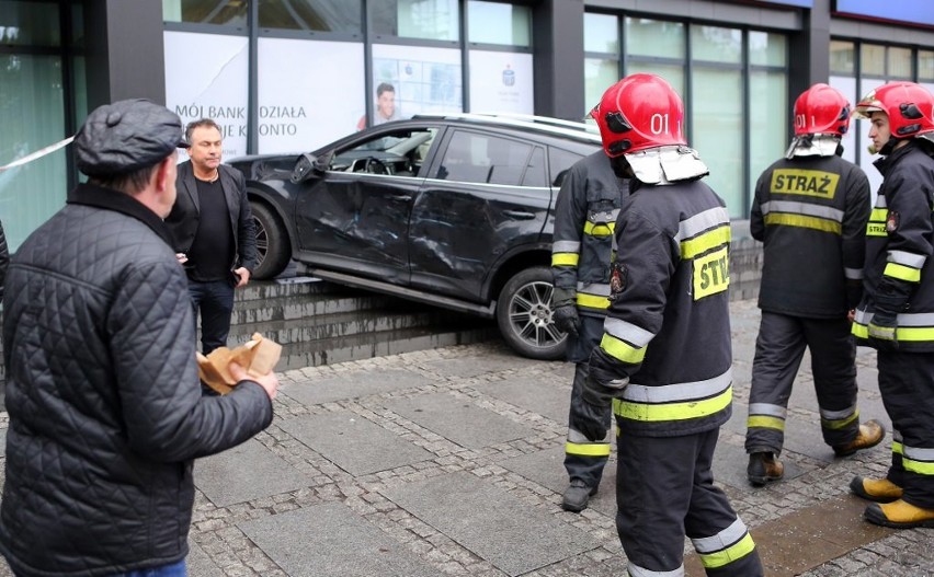 Groźny wypadek. Samochód wjechał w bank w centrum Szczecina