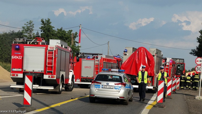 Tragiczny wypadek na DK 44 w Tychach: Zginął kierowca peugeota. Wjechał pod naczepę TIR-a