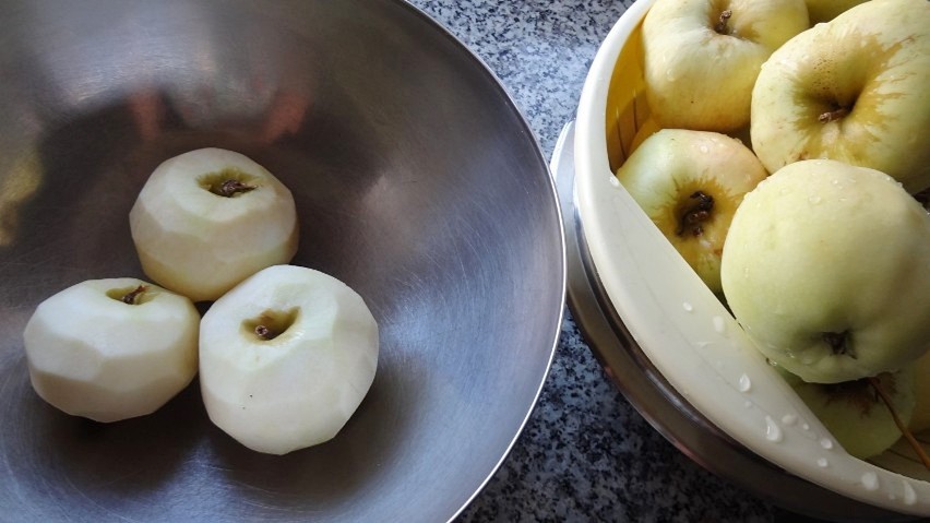Umyj jabłka i obierz ze skórki.