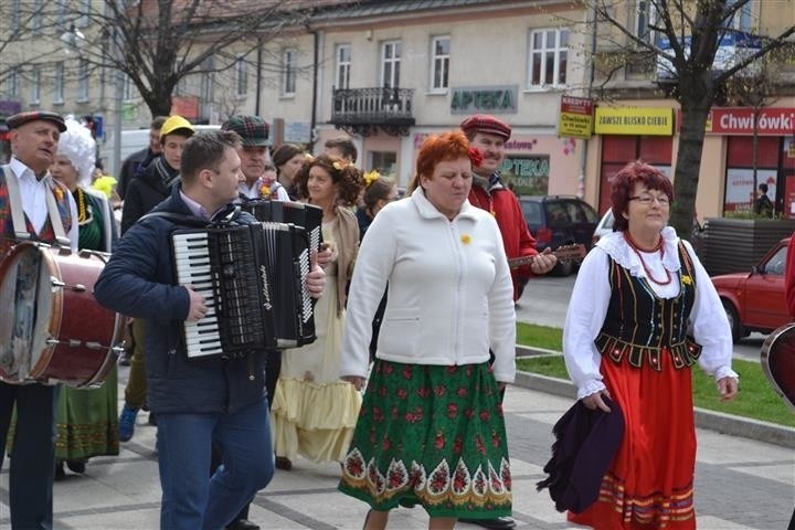 Uczestnicy ubrani byli w kolorowe elementy. Dominowały...