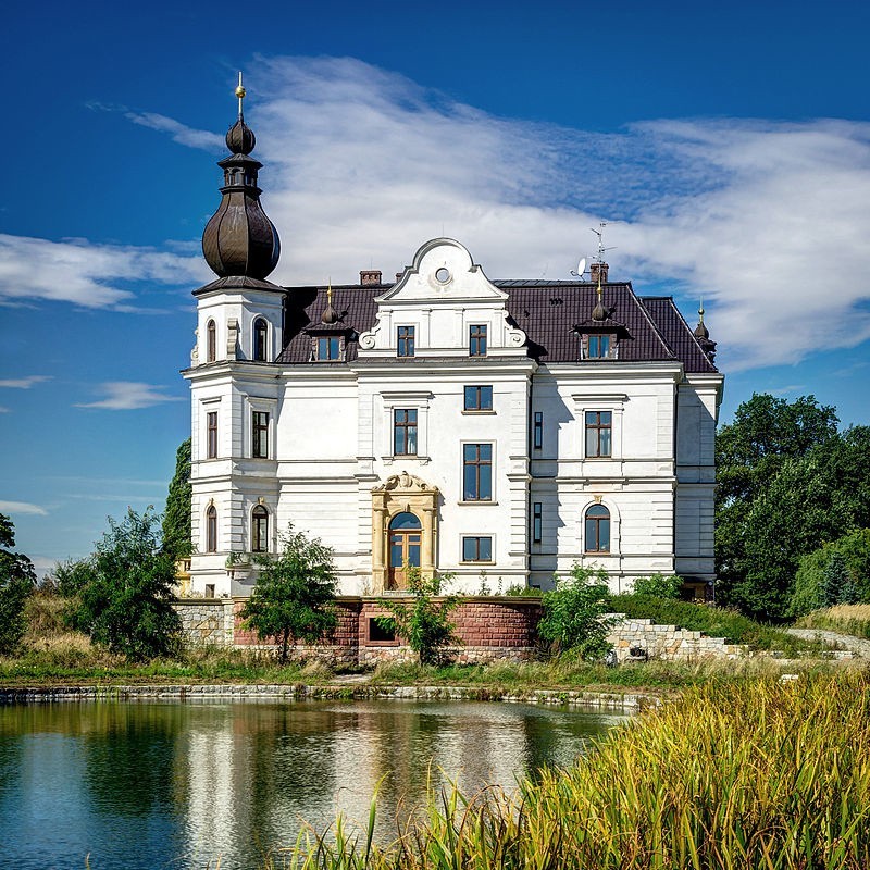 Barokowy pałac przebudowany i powiększony w wieku XIX. W...