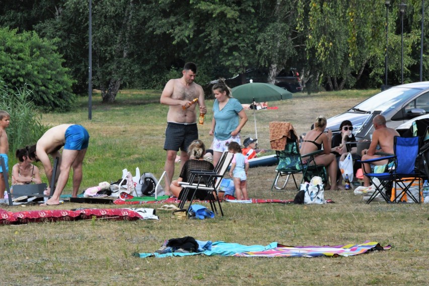 Tłumy plażowiczów nad zalewem w Borkowie. Można było poczuć prawdziwą magię lata [DUŻO ZDJĘĆ]