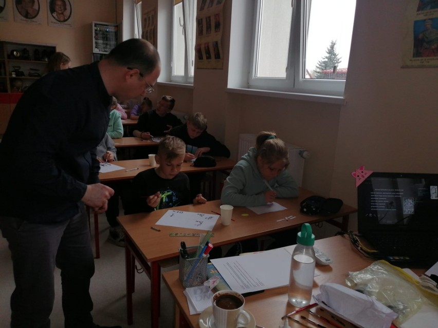 Pisarz Daniel przeprowadził z uczniami z Gostkowa w gminie...