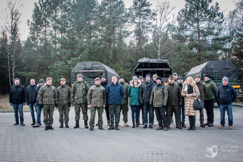 Samorządowcy i pracodawcy ze Świętokrzyskiego z żołnierzami na poligonie. Zobacz zdjęcia