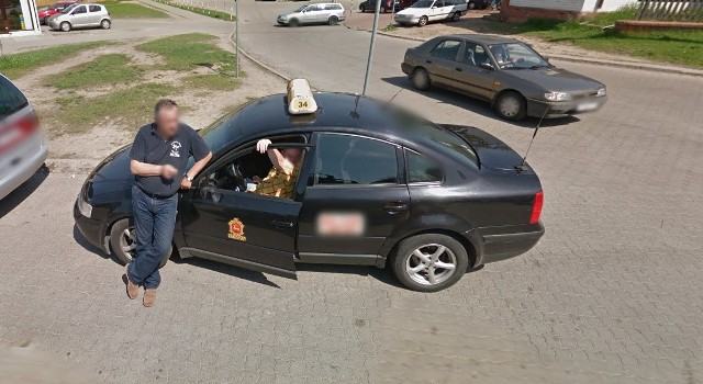 Mieszkańcy Łomży złapani na zdjęciu przez Google Street View.