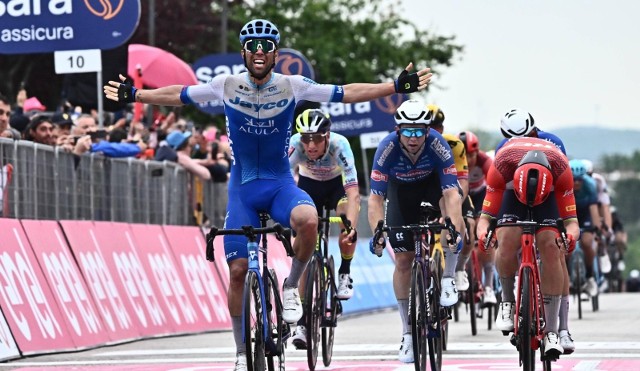 Michael Matthews jako pierwszy w poniedziałkowym etapie Giro d' Italia przekroczył linię mety.