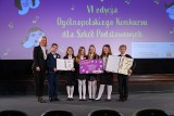 Uczniowie Szkoły Podstawowej numer 11 w Stalowej Woli nagrodzeni za wyśpiewanie polskiego hymnu. Zobacz zdjęcia