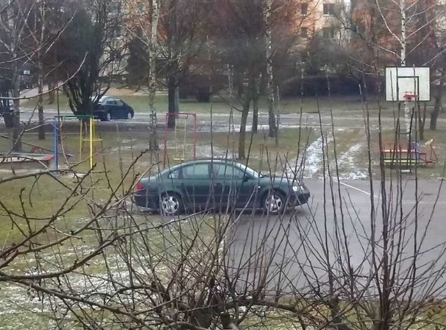Parkowanie na boisku przy ulicy Olsztyńskiej