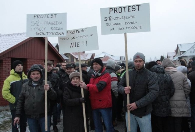 Mieszkańcy gmin Kowala i Skaryszew protestowali 20 grudnia w Sołtykowie pod Radomiem przeciwko ich zdaniem najbardziej szkodliwemu wariantowi trasy ekspresowej S12.