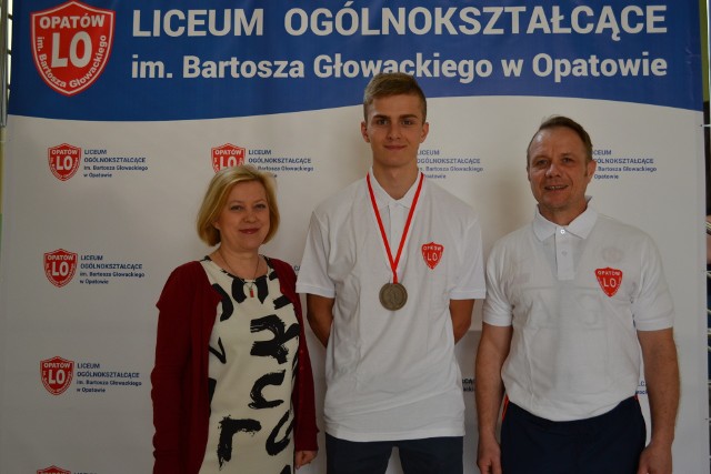 Dyrtektor „Bartosza” Barbara Kasińska, brązowy medalista Mistrzostw Polski Bartłomiej Tworek i nauczyciel Jacek Cheba.